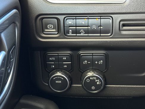 Used 2023 Chevrolet Suburban Premier image 35