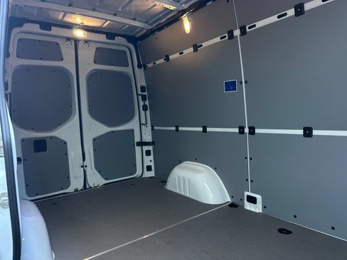 Used 2025 Mercedes-Benz Sprinter 2500 image 13