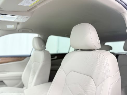 Used 2025 Volkswagen Atlas SE w/ Black Wheel Package image 16