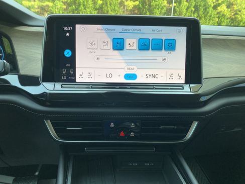 Used 2025 Volkswagen Atlas SE FWD image 24
