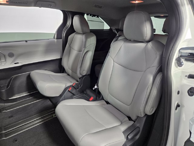 Used 2026 Toyota Sienna XLE FWD image 16