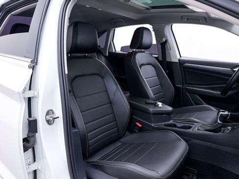 Used 2023 Volkswagen Jetta SE w/ Panoramic Sunroof Package FWD image 32