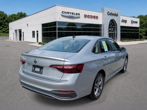 Used 2022 Volkswagen Jetta SE w/ Panoramic Sunroof Package FWD image 6