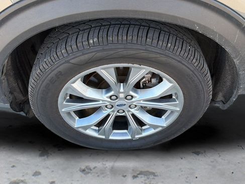 Used 2021 Ford Explorer Limited w/ Equipment Group 301A AWD/4WD image 9