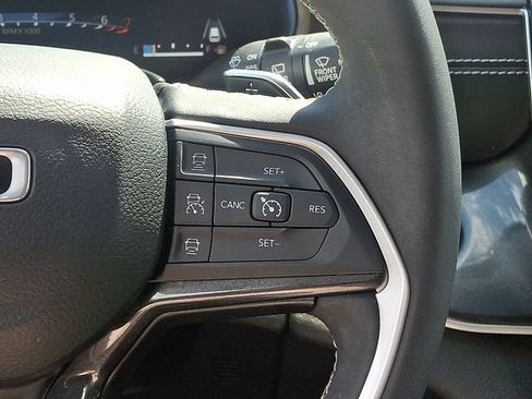 Used 2023 Jeep Grand Cherokee Laredo AWD/4WD image 24