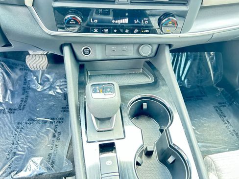 Used 2023 Nissan Rogue SV FWD image 18