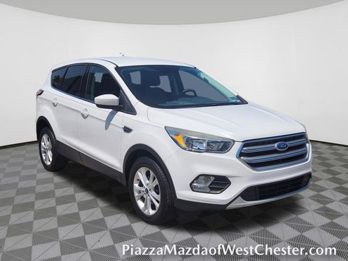 Used 2017 Ford Escape SE FWD image 1
