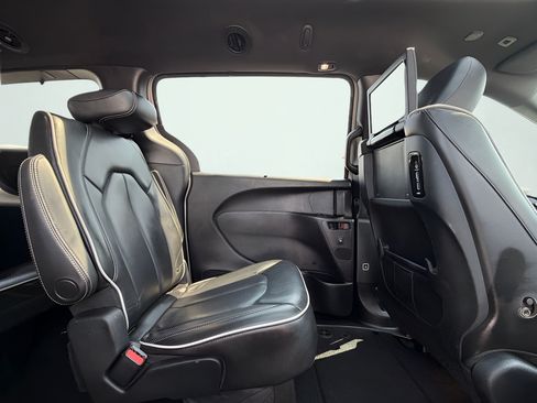 Used 2019 Chrysler Pacifica Limited w/ S Appearance Package FWD image 31