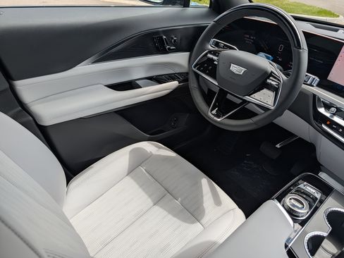 New 2026 Cadillac Lyriq Luxury AWD/4WD image 7