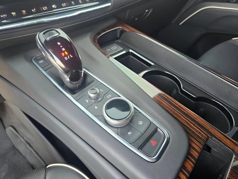 Used 2023 Cadillac Escalade Premium Luxury AWD/4WD image 18