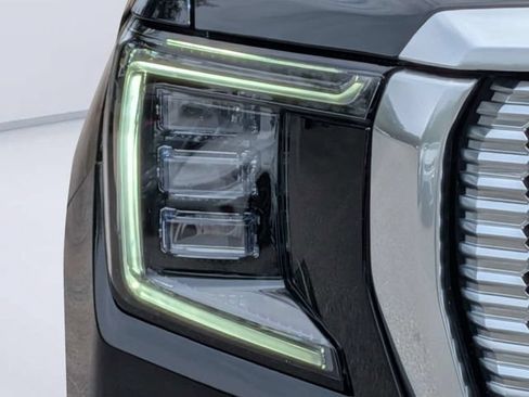 Used 2023 GMC Yukon Denali AWD/4WD image 9