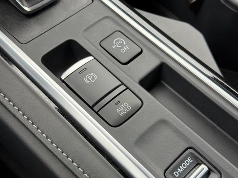 Used 2025 Nissan Pathfinder SL FWD image 24