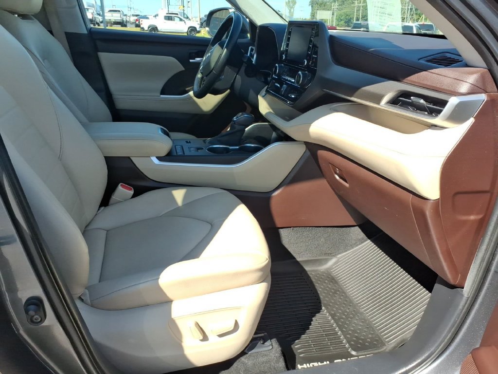 Used 2020 Toyota Highlander XLE FWD image 10