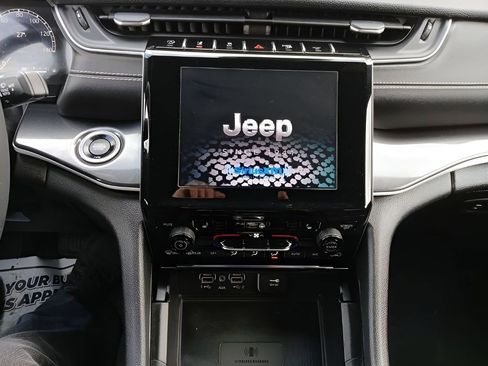 Used 2023 Jeep Grand Cherokee Altitude AWD/4WD image 10