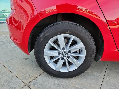 Used 2017 Volkswagen Golf S image 9