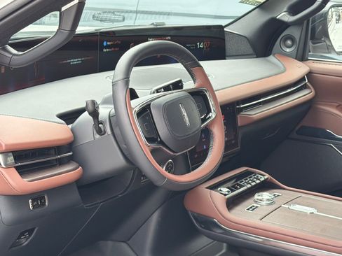 New 2026 Lincoln Navigator L Reserve AWD/4WD image 16