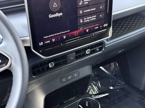 New 2025 Volkswagen ID. Buzz Pro S RWD image 17