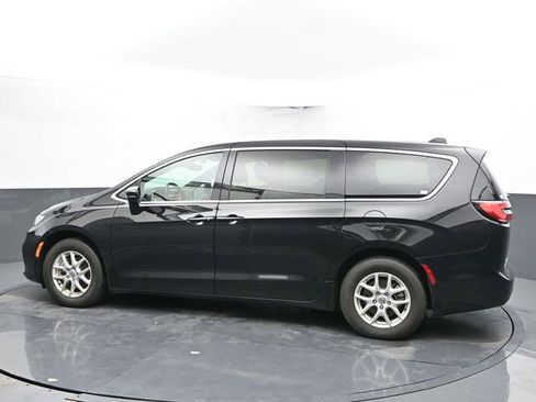 Used 2025 Chrysler Pacifica Select image 7