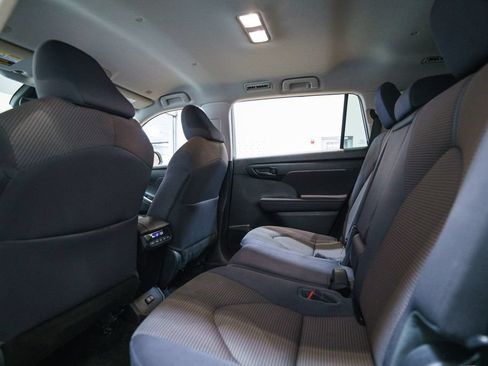 Used 2023 Toyota Highlander LE FWD image 28