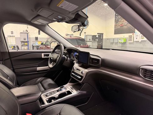 Used 2023 Ford Explorer XLT w/ Equipment Group 202A AWD/4WD image 30