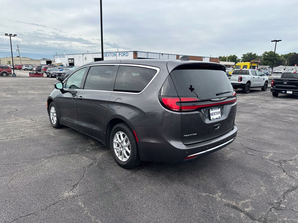 Used 2023 Chrysler Pacifica Touring-L FWD image 7