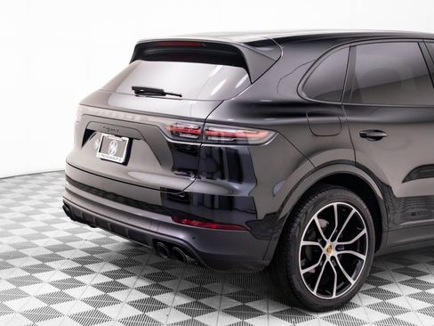 Certified 2023 Porsche Cayenne Platinum Edition image 35