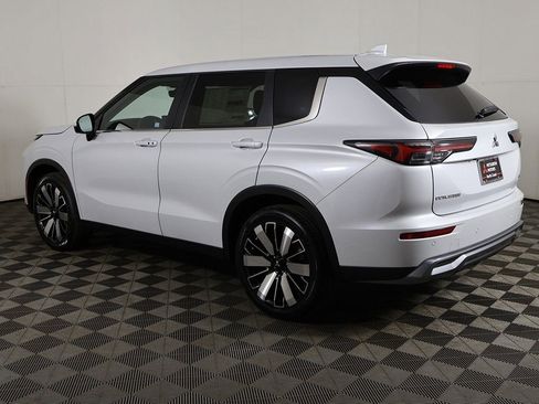 New 2025 Mitsubishi Outlander SE image 16