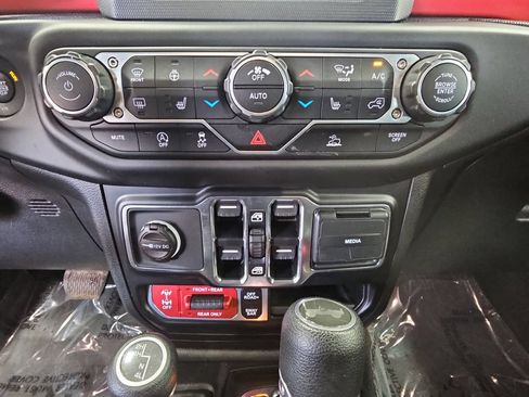 Used 2021 Jeep Wrangler Unlimited Rubicon w/ Cold Weather Group AWD/4WD image 21
