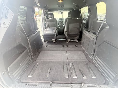 Used 2016 Dodge Grand Caravan SXT w/ UConnect Hands-Free Group FWD image 13
