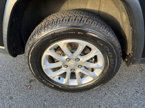 Certified 2021 Jeep Grand Cherokee Laredo image 14