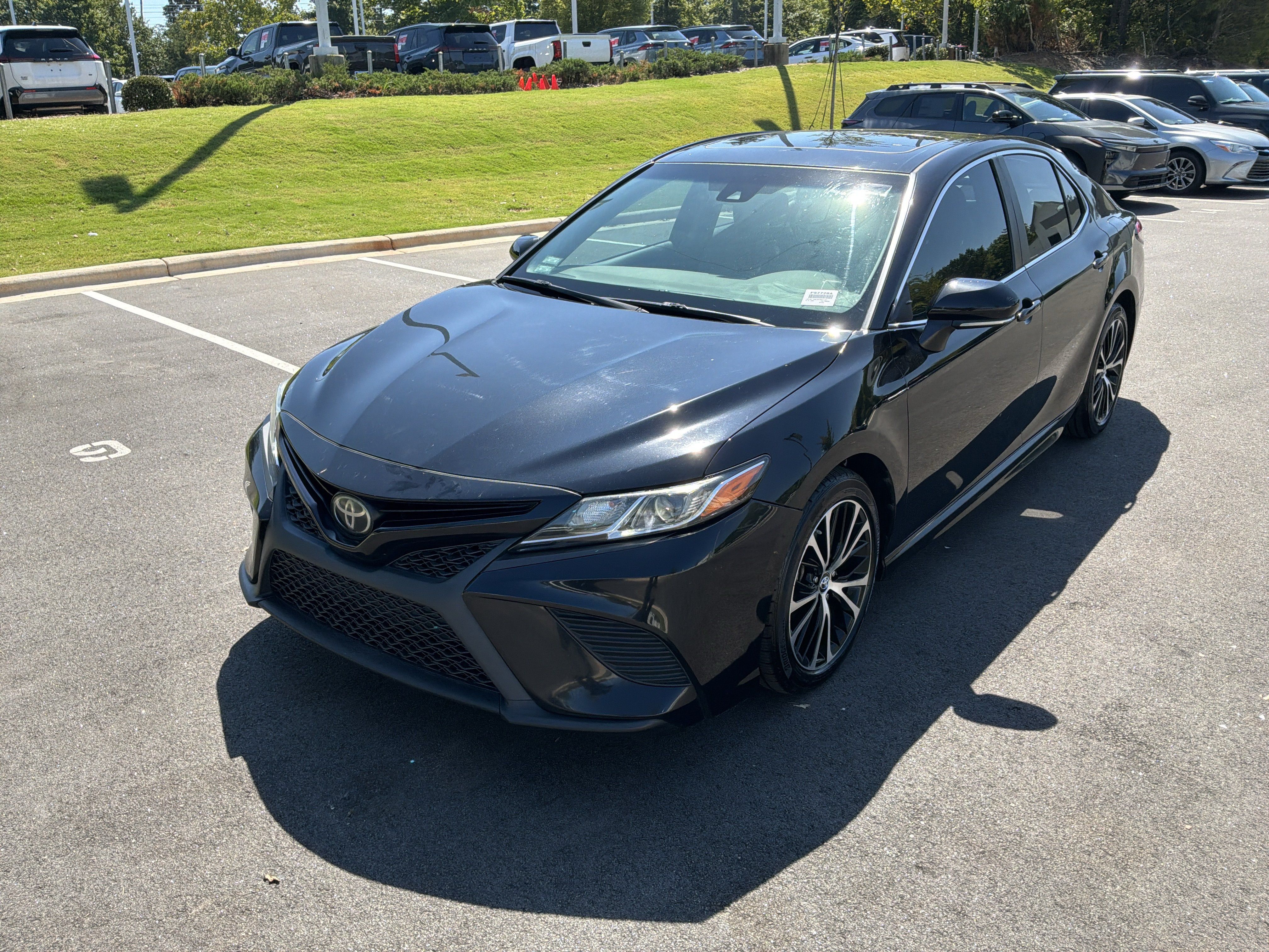 Used 2018 Toyota Camry SE w/ Moonroof Package FWD image 5