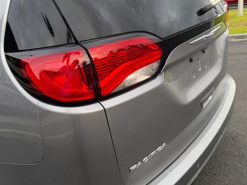 Used 2018 Chrysler Pacifica Touring-L FWD image 17