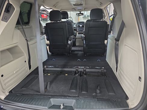 Used 2015 Chrysler Town & Country Touring-L w/ Driver Convenience Group image 14