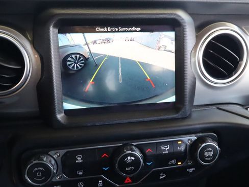 Used 2019 Jeep Wrangler Unlimited Sahara w/ Uconnect 4C Nav & Sound Group AWD/4WD image 27