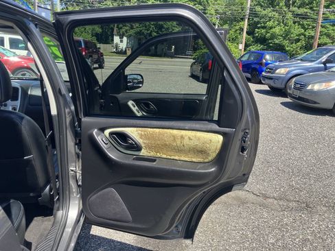 Used 2005 Ford Escape Limited AWD/4WD image 19