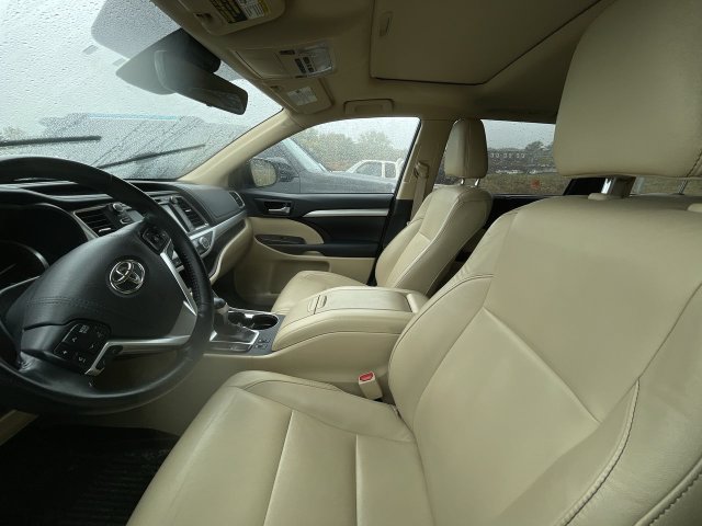 Used 2017 Toyota Highlander XLE AWD/4WD image 11