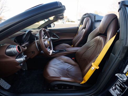 Used 2021 Ferrari 812 GTS image 40