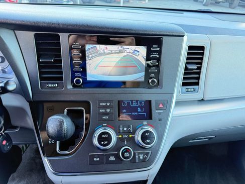 Used 2019 Toyota Sienna L w/ Carpet Mat Package image 26
