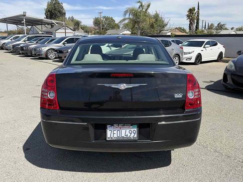 Used 2010 Chrysler 300 Touring RWD image 3