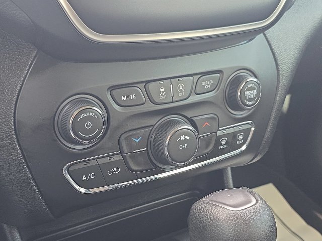 Used 2019 Jeep Cherokee Latitude w/ Popular Appearance Group AWD/4WD image 19