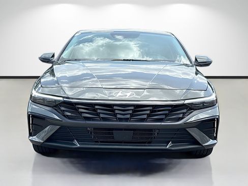 Used 2025 Hyundai Elantra Limited FWD image 8