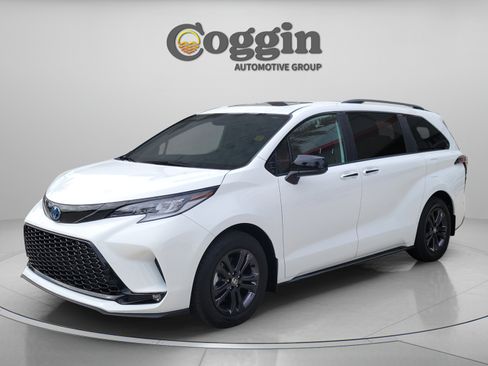 Certified 2025 Toyota Sienna XSE w/ XSE Plus Package AWD/4WD image 1