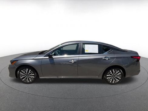 Used 2025 Nissan Altima 2.5 SV FWD image 9