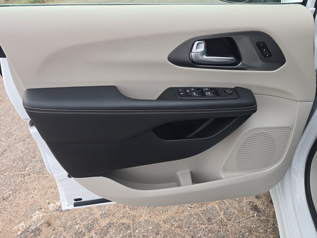 Used 2024 Chrysler Pacifica Touring-L FWD image 11