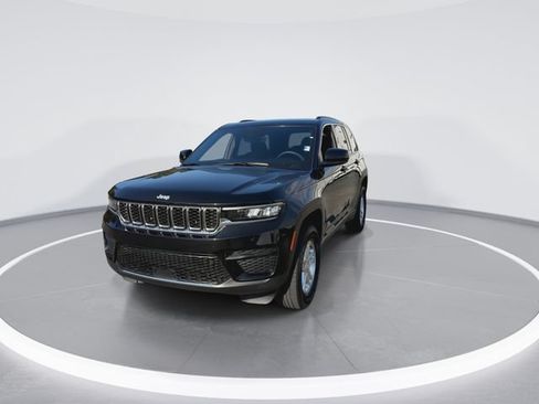 Used 2025 Jeep Grand Cherokee Laredo w/ Luxury Tech Group I RWD image 4