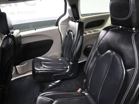 Used 2023 Chrysler Pacifica Touring-L FWD image 21