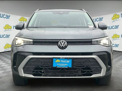 Used 2025 Volkswagen Taos SE w/ Panoramic Sunroof Package image 2