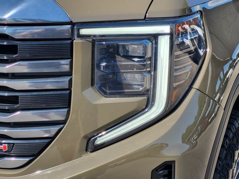 Used 2023 GMC Sierra 1500 AT4 w/ AT4 Premium Package AWD/4WD image 8