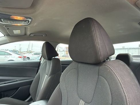 Used 2025 Hyundai Elantra SE FWD image 15