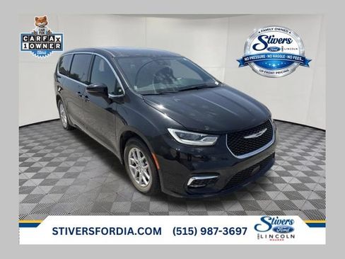 Used 2025 Chrysler Pacifica Select FWD image 1
